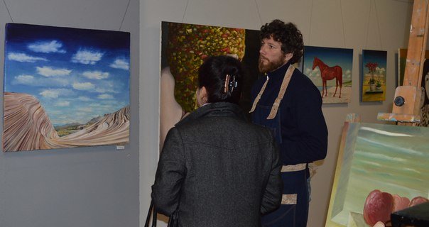 «Танец с закрытыми глазами»: в Черноморске открылась выставка картин художника Константина Лопушанского (+фото) (фото) - фото 1