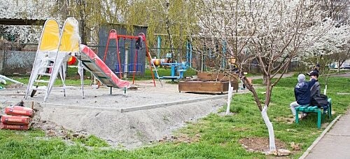 В Черноморске ремонтируют крыши и благоустраивают территории, фото-3 В Черноморске ремонтируют крыши и благоустраивают территории, фото-3