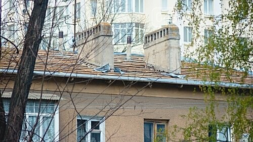 В Черноморске ремонтируют крыши и благоустраивают территории, фото-1 В Черноморске ремонтируют крыши и благоустраивают территории, фото-1