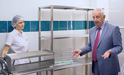 Мэр Черноморска поздравил медиков и посетил новое отделение..., фото-3 Мэр Черноморска поздравил медиков и посетил новое отделение больницы, фото-3