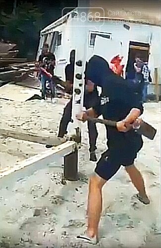 Активисты в футболках «Нацкорпуса» разгромили недострой на..., фото-2 Активисты в футболках «Нацкорпуса» разгромили недострой на пляже в Одессе, фото-2