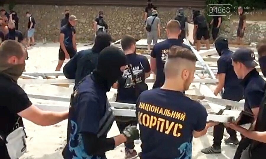 Активисты в футболках «Нацкорпуса» разгромили недострой на..., фото-5 Активисты в футболках «Нацкорпуса» разгромили недострой на пляже в Одессе, фото-5