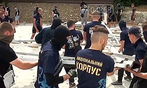 Активисты в футболках «Нацкорпуса» разгромили недострой на..., фото-1 Активисты в футболках «Нацкорпуса» разгромили недострой на пляже в Одессе, фото-1