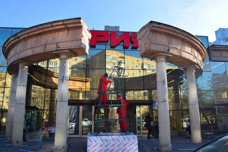 В Черноморске устанавливают главную городскую ёлку, фото-5 В Черноморске устанавливают главную городскую ёлку, фото-5