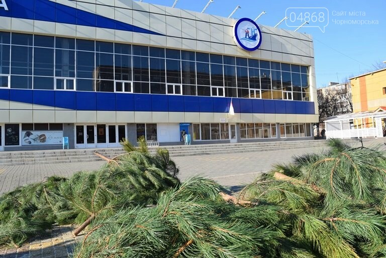 В Черноморске устанавливают главную городскую ёлку, фото-1 В Черноморске устанавливают главную городскую ёлку, фото-1