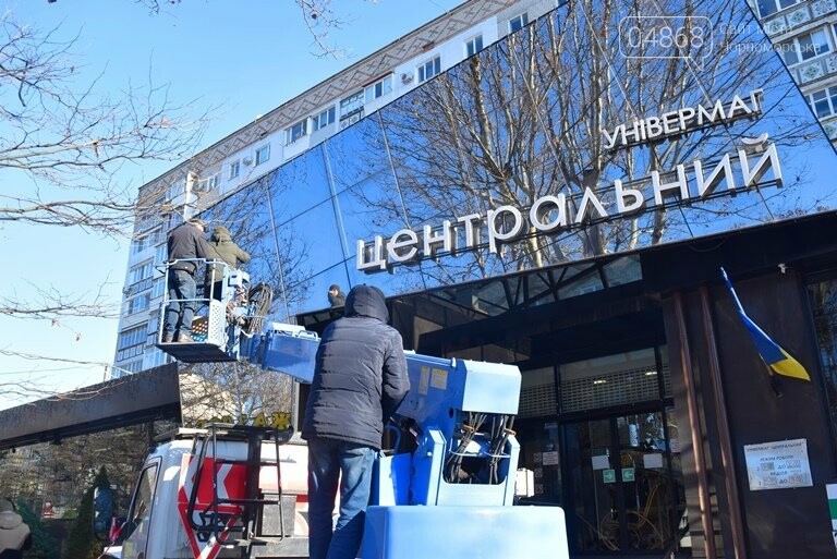 В Черноморске устанавливают главную городскую ёлку, фото-8 В Черноморске устанавливают главную городскую ёлку, фото-8