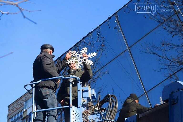В Черноморске устанавливают главную городскую ёлку, фото-7 В Черноморске устанавливают главную городскую ёлку, фото-7