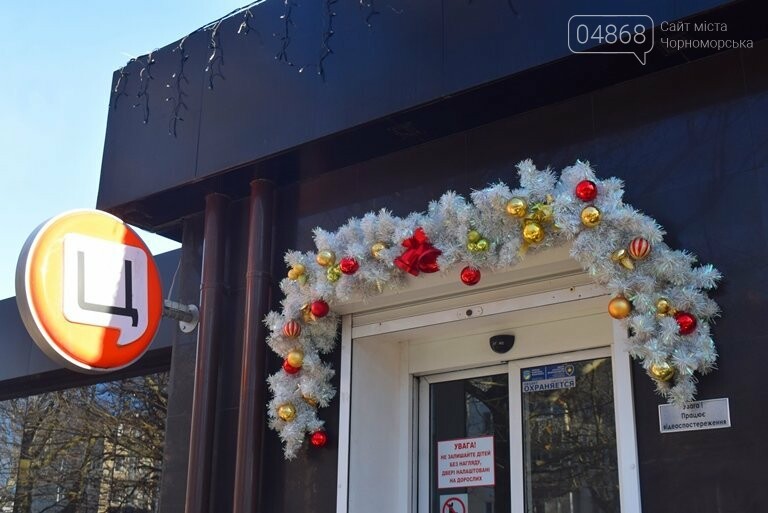 В Черноморске устанавливают главную городскую ёлку, фото-6 В Черноморске устанавливают главную городскую ёлку, фото-6