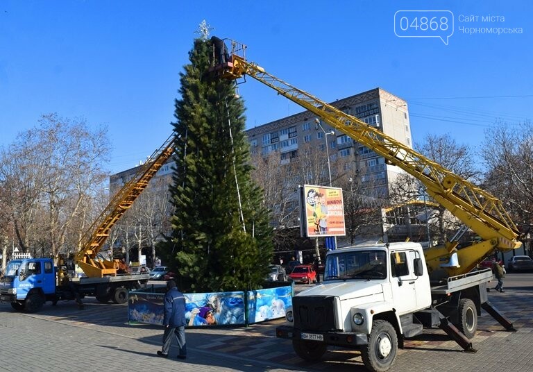 Кражей гирлянд с главной новогодней ёлки Черноморска заняла..., фото-2 Кражей гирлянд с главной новогодней ёлки Черноморска занялась полиция, фото-2