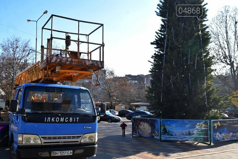 Кражей гирлянд с главной новогодней ёлки Черноморска заняла..., фото-1 Кражей гирлянд с главной новогодней ёлки Черноморска занялась полиция, фото-1