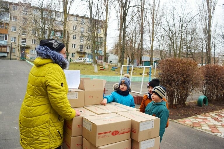 «Свято наближається»: в Черноморск привезли новогодние пода..., фото-6 «Свято наближається»: в Черноморск привезли новогодние подарки для детей из садиков и школ, фото-6