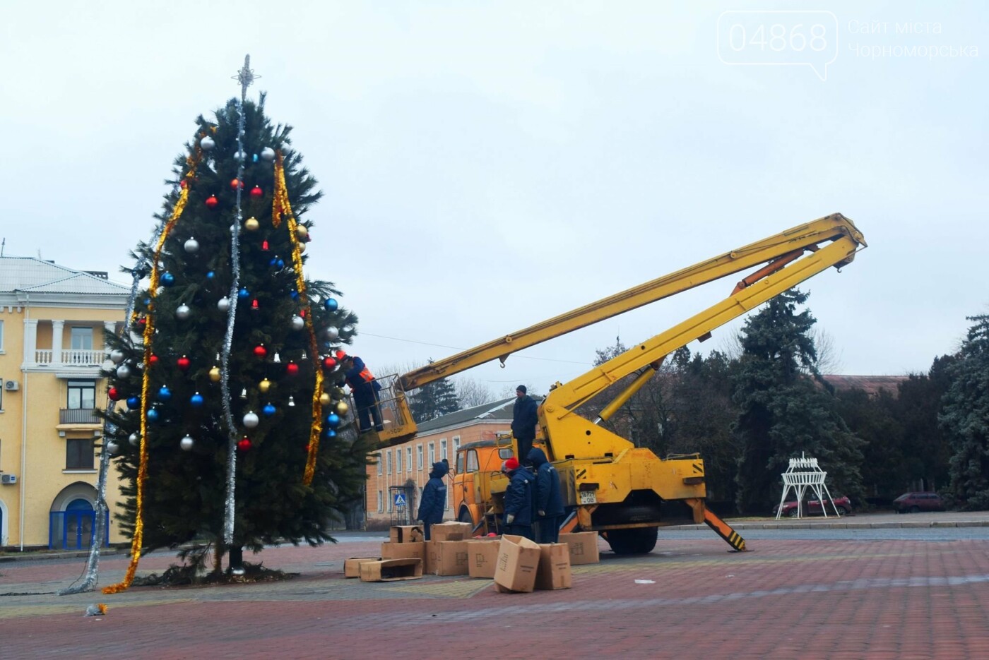 Немного грустно, но неизбежно: в Черноморске разбирают нов..., фото-4 Немного грустно, но неизбежно: в Черноморске разбирают новогодние ёлки, фото-4