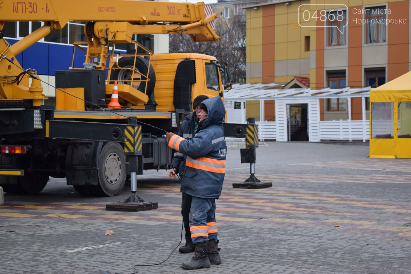 Немного грустно, но неизбежно: в Черноморске разбирают нов..., фото-10 Немного грустно, но неизбежно: в Черноморске разбирают новогодние ёлки, фото-10