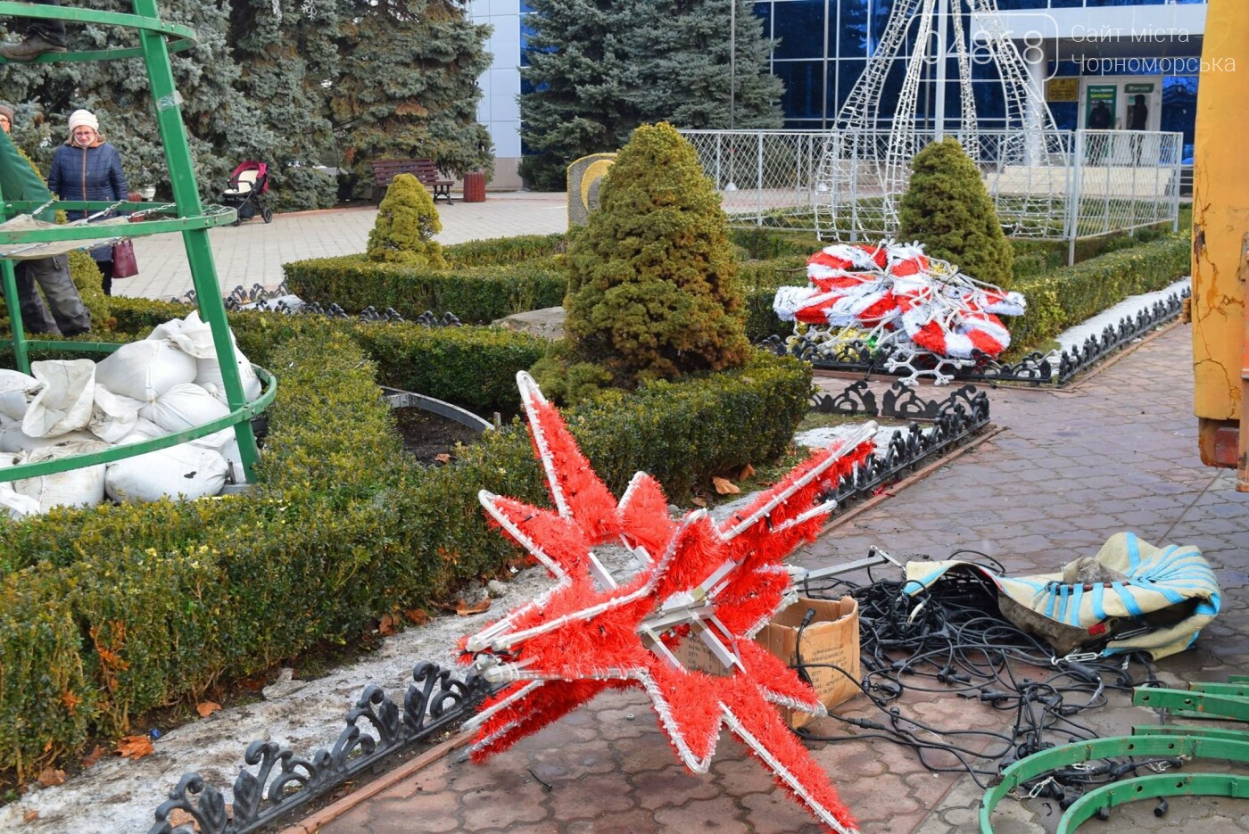 Немного грустно, но неизбежно: в Черноморске разбирают нов..., фото-3 Немного грустно, но неизбежно: в Черноморске разбирают новогодние ёлки, фото-3