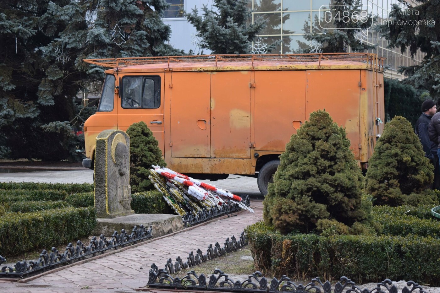 Немного грустно, но неизбежно: в Черноморске разбирают нов..., фото-23 Немного грустно, но неизбежно: в Черноморске разбирают новогодние ёлки, фото-23