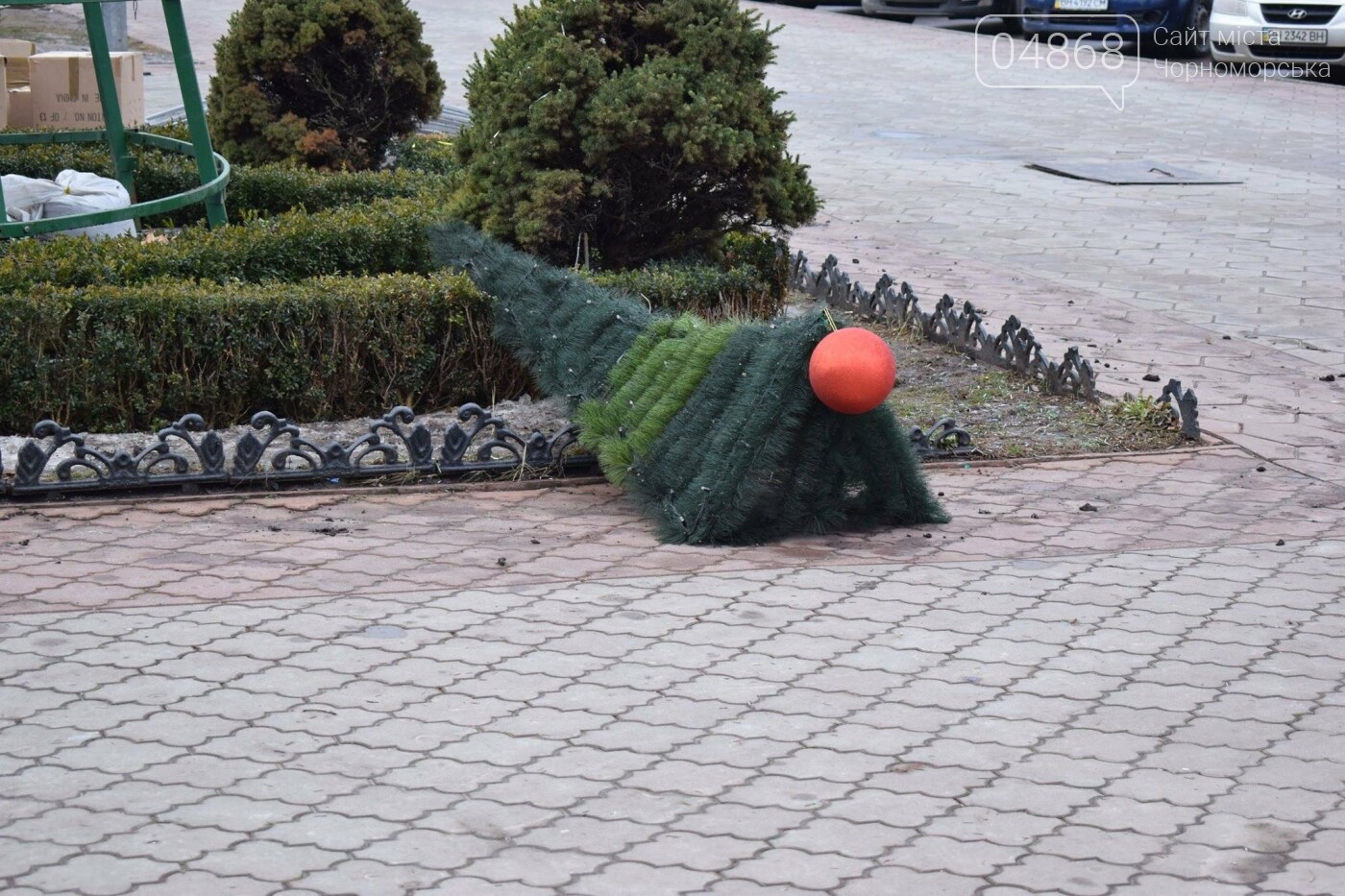 Немного грустно, но неизбежно: в Черноморске разбирают нов..., фото-22 Немного грустно, но неизбежно: в Черноморске разбирают новогодние ёлки, фото-22