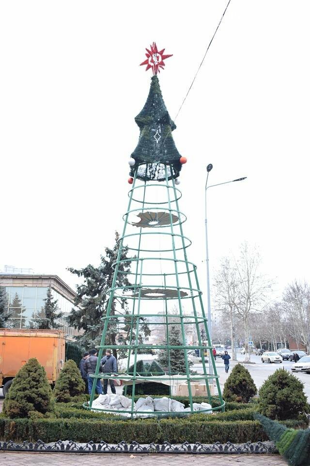 Немного грустно, но неизбежно: в Черноморске разбирают нов..., фото-2 Немного грустно, но неизбежно: в Черноморске разбирают новогодние ёлки, фото-2