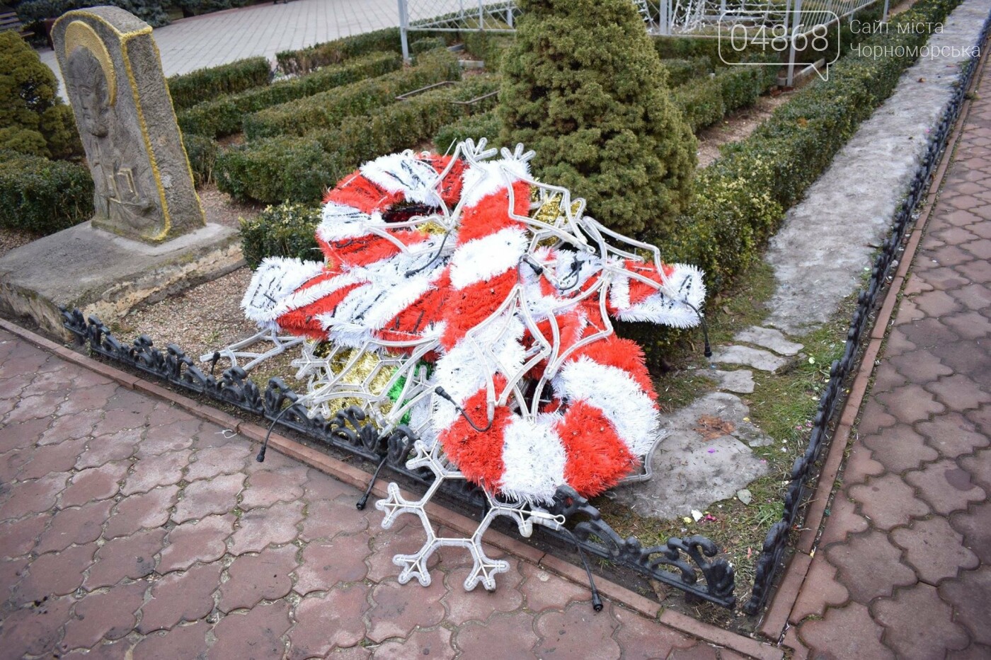Немного грустно, но неизбежно: в Черноморске разбирают нов..., фото-8 Немного грустно, но неизбежно: в Черноморске разбирают новогодние ёлки, фото-8