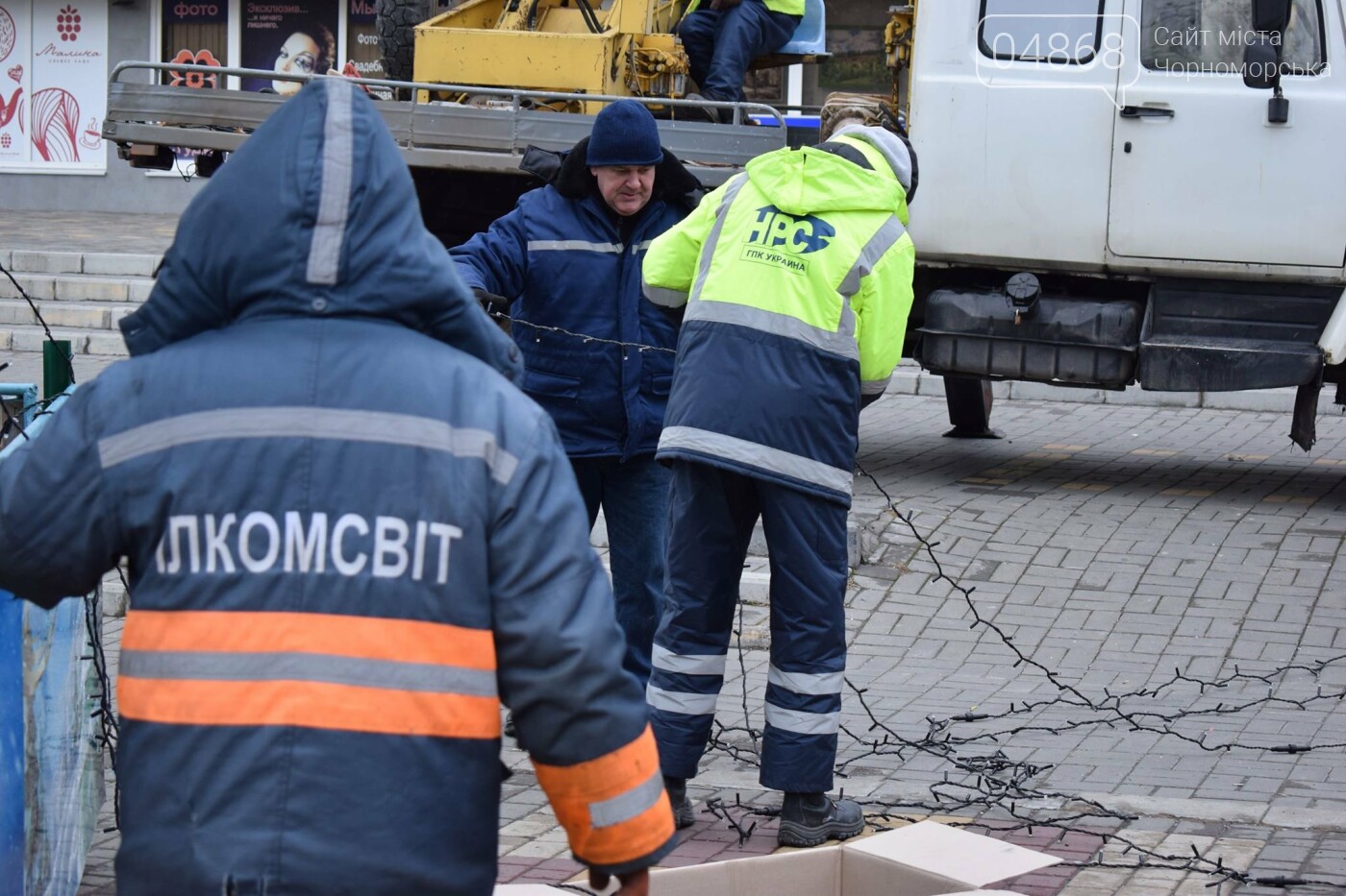 Немного грустно, но неизбежно: в Черноморске разбирают нов..., фото-9 Немного грустно, но неизбежно: в Черноморске разбирают новогодние ёлки, фото-9