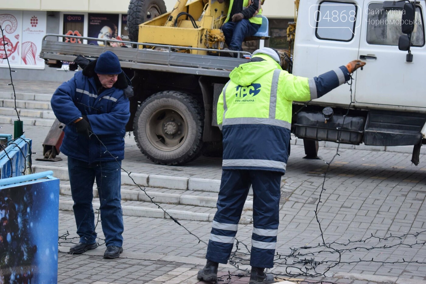 Немного грустно, но неизбежно: в Черноморске разбирают нов..., фото-14 Немного грустно, но неизбежно: в Черноморске разбирают новогодние ёлки, фото-14