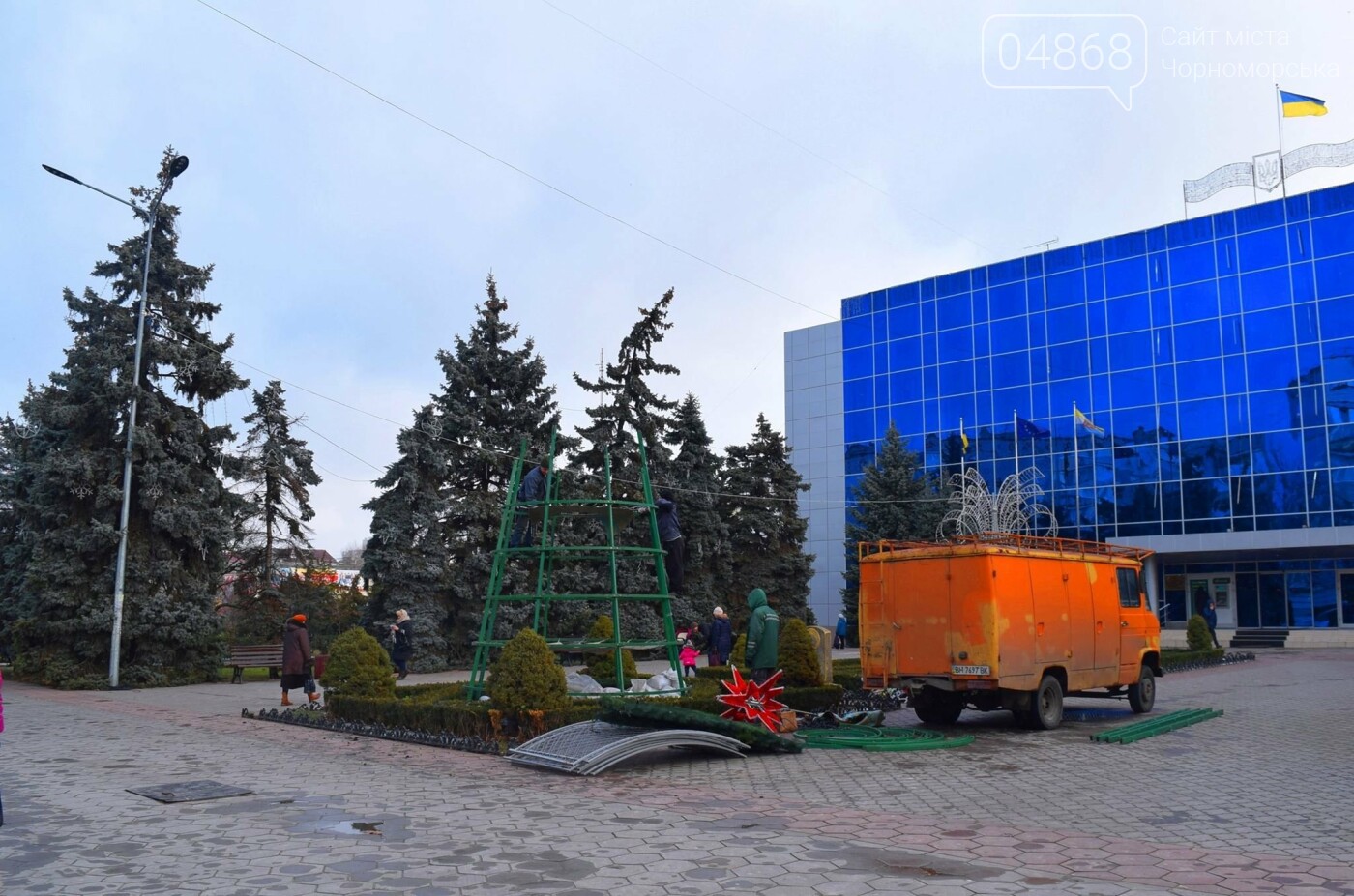 Немного грустно, но неизбежно: в Черноморске разбирают нов..., фото-12 Немного грустно, но неизбежно: в Черноморске разбирают новогодние ёлки, фото-12