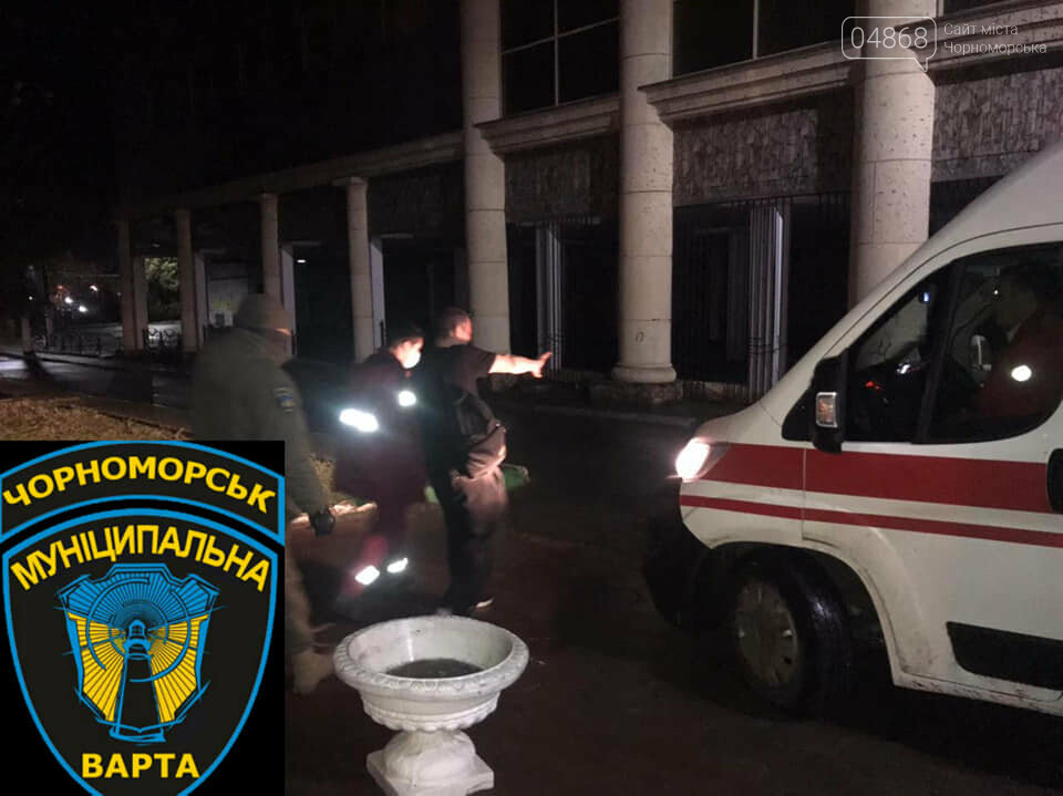 В Черноморске мужчина разбил входные двери в здании исполкома, фото-1