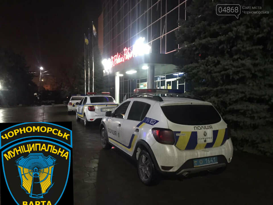 В Черноморске мужчина разбил входные двери в здании исполкома, фото-3