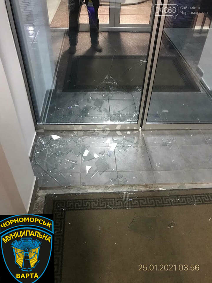 В Черноморске мужчина разбил входные двери в здании исполкома, фото-4