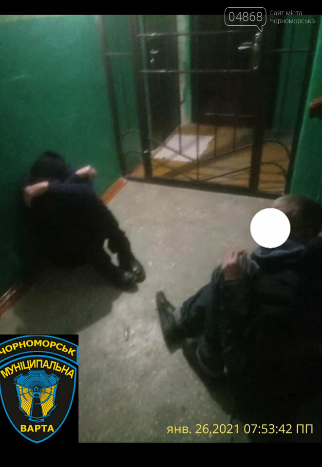 В Черноморске задержали наркоманов, которые кололись прямо в подъезде жилого дома, фото-1