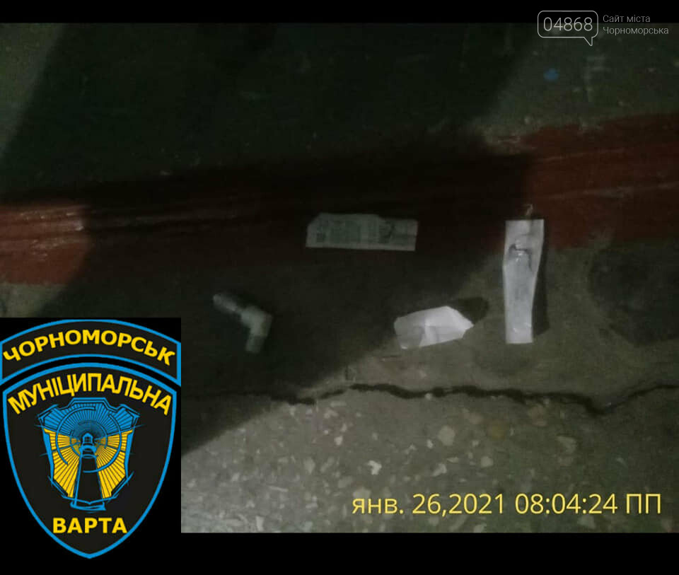 В Черноморске задержали наркоманов, которые кололись прямо в подъезде жилого дома, фото-2