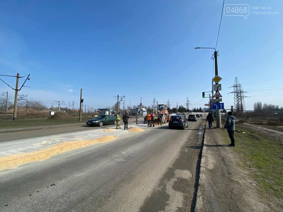 Всему виной ямы: в Черноморске фура рассыпала кукурузу, фото-2