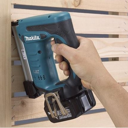 Аккумуляторный степлер Makita DST221Z - Зображення 1