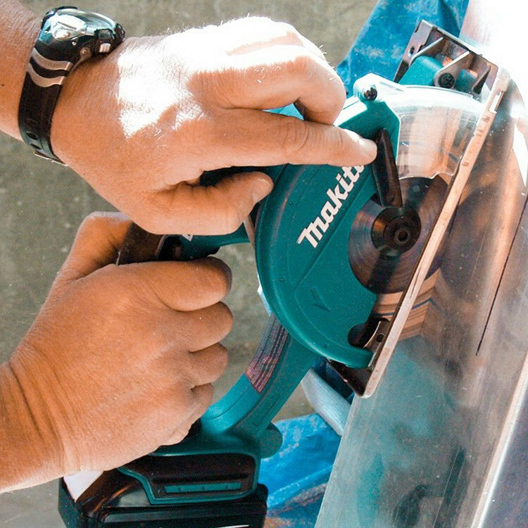 Аккумуляторная дисковая пила по металлу Makita DCS550Z - Зображення 2