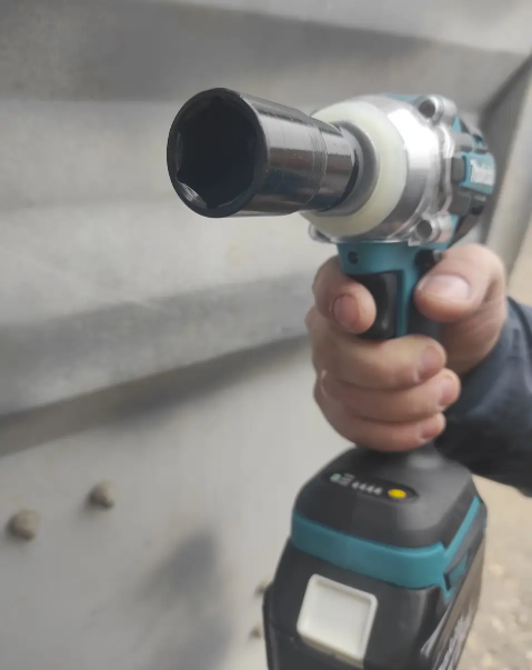 Аккумуляторный ударный гайковерт Makita DTW285 24V - Зображення 1
