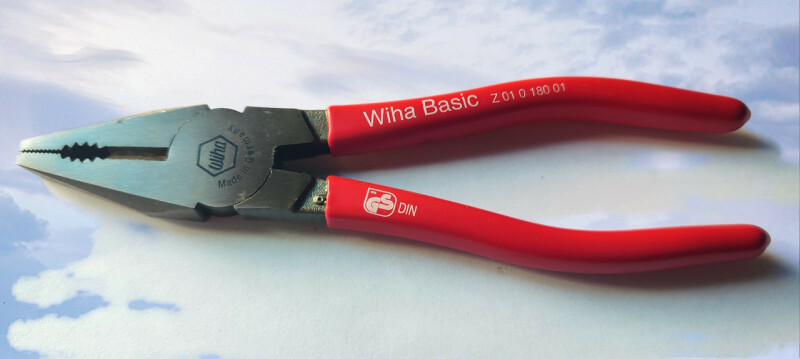 Плоскогубцы Wiha Basic 180 mm.