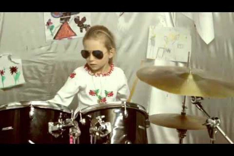 девушка в наушниках поет. оригинальные песни видео. линдсей стирлинг crystallize. баянист. видеосюжет песни.