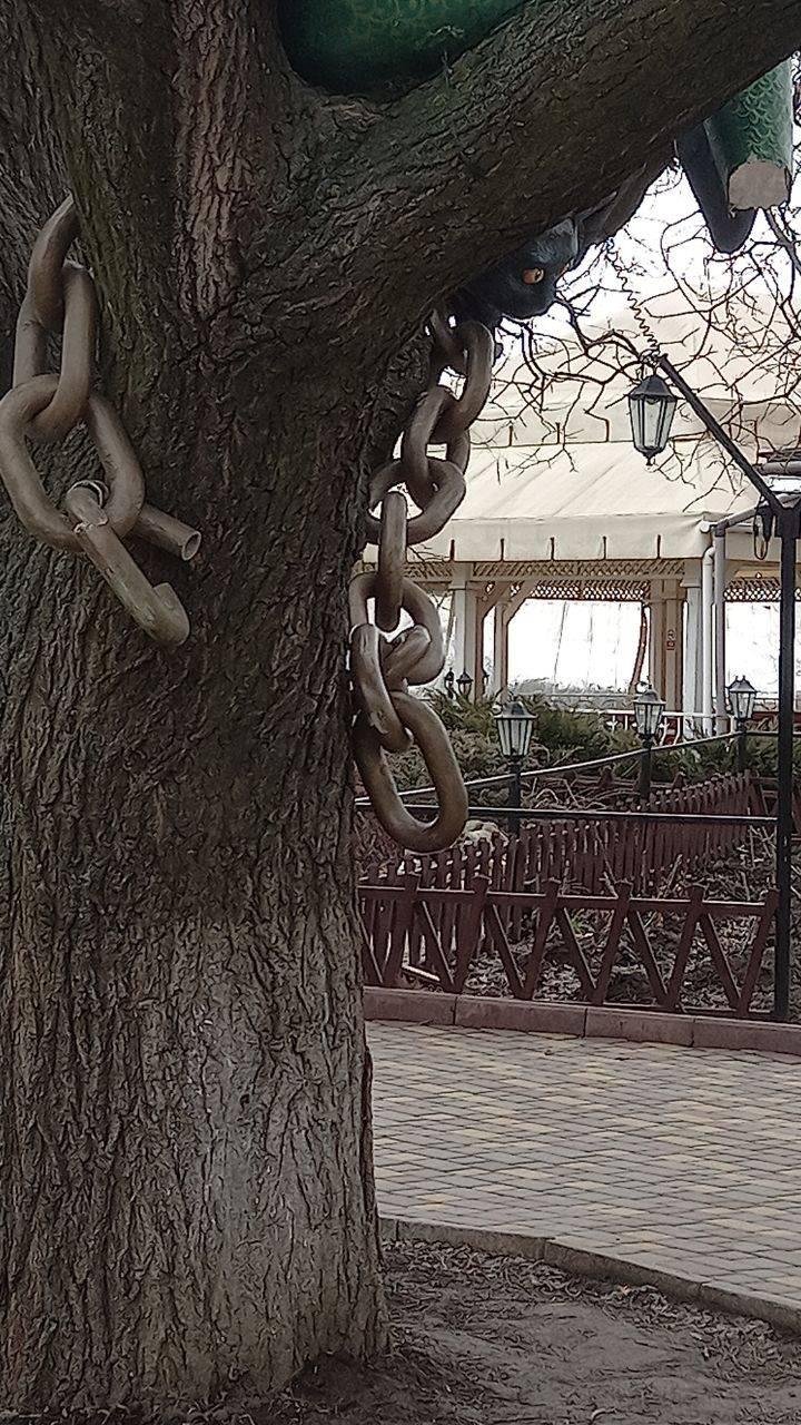 Порвали цепь: в Черноморске вандалы опять изуродовали арт-объект, фото-1