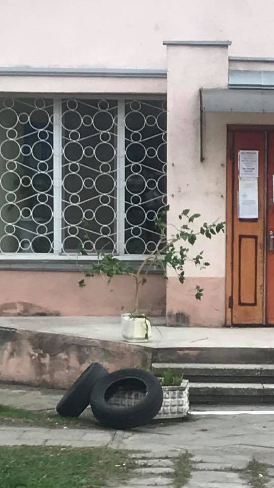 Возле Черноморского ЗАГСа грязь и старые покрышки, - соцсети, фото-4