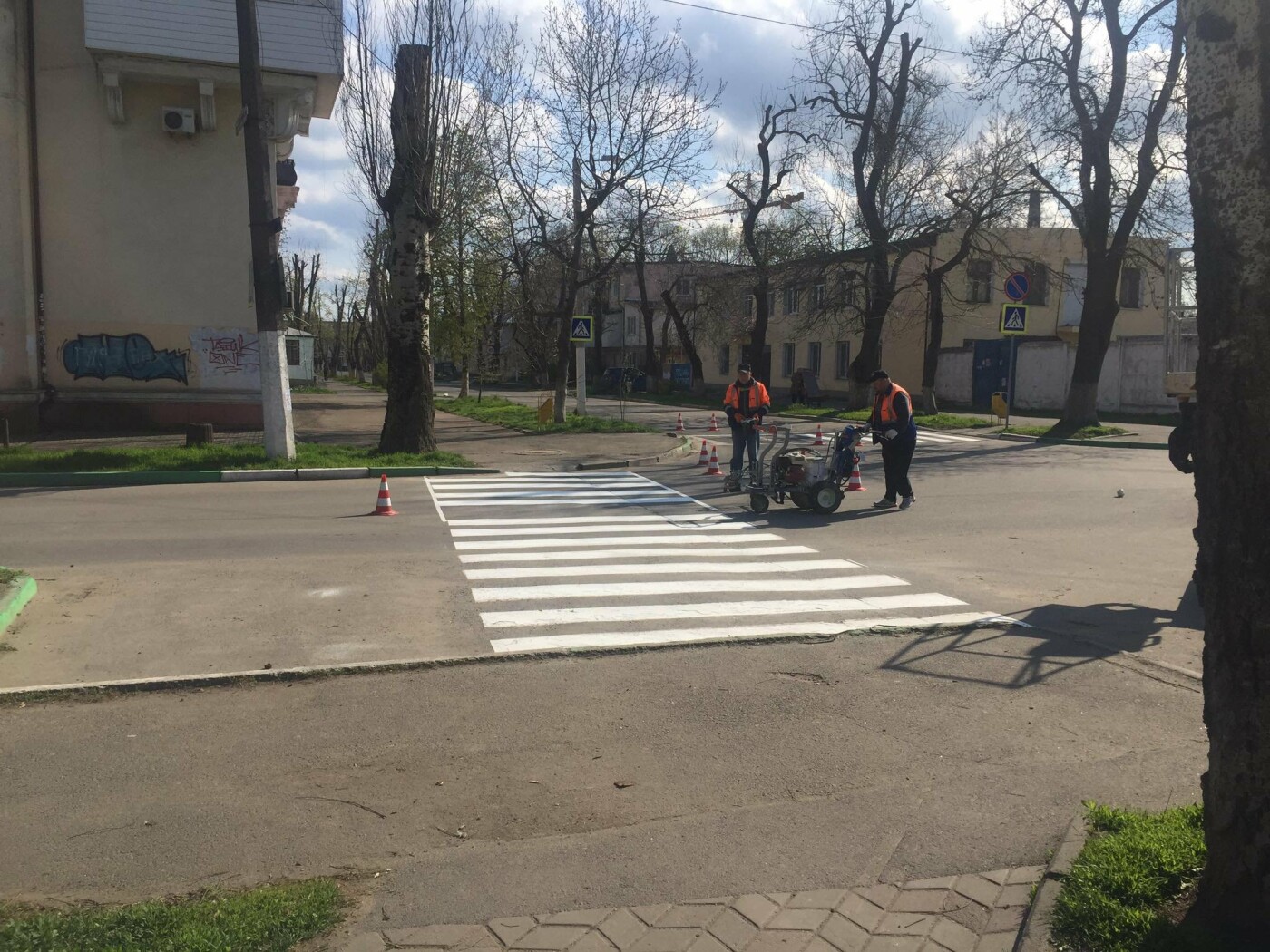 Коммунальщики обновляют дорожную разметку в Черноморске, фото-1