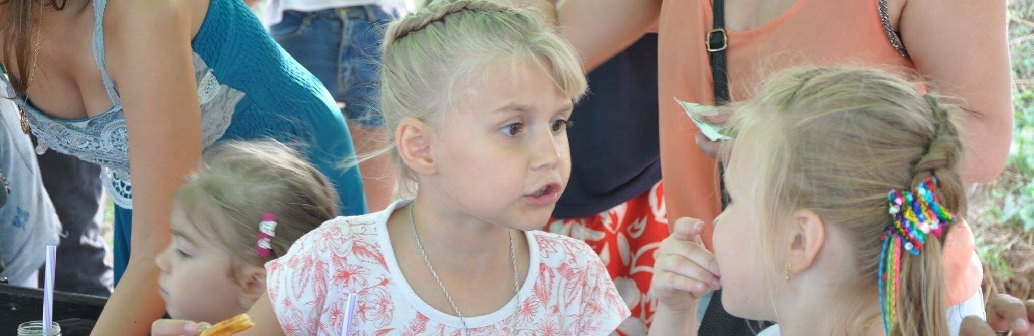 Маленький пикник воспитанников реабилитационного центра «Радуга» на... Маленький пикник воспитанников реабилитационного центра «Радуга» на пляже Черноморска, Марианна Чистякова
