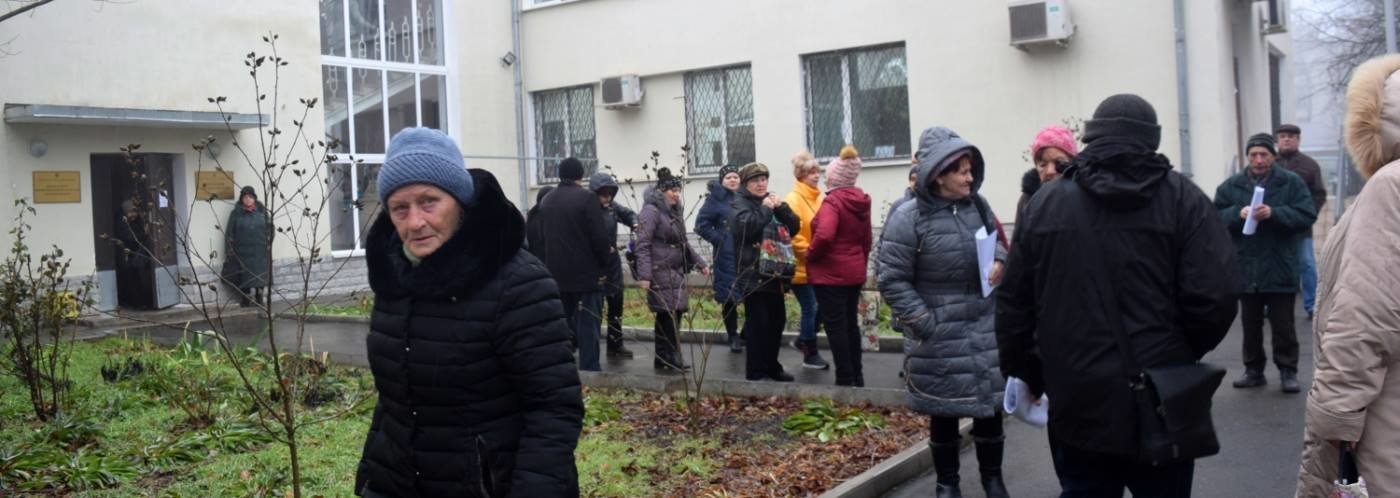 Сотни пенсионеров пришли в Управление социальной политики Черноморс... Сотни пенсионеров пришли в Управление социальной политики Черноморска (видео)