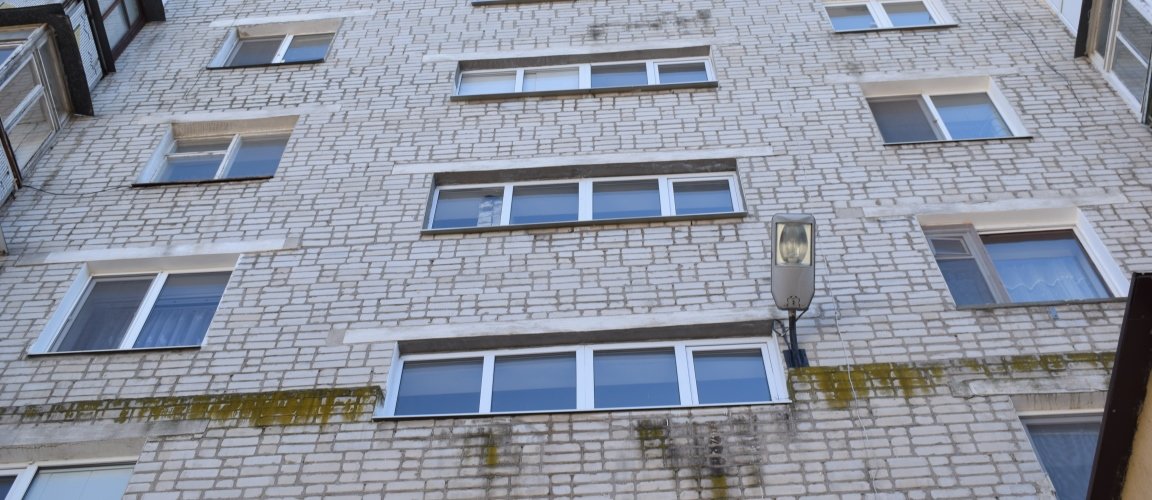 Новых окон в подъездах Черноморска становится всё больше Новых окон в подъездах Черноморска становится всё больше, Анастасия Стрелецкая