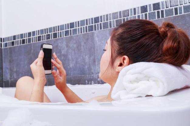 Телефон в ванной комнате может стать причиной гибели | Новости