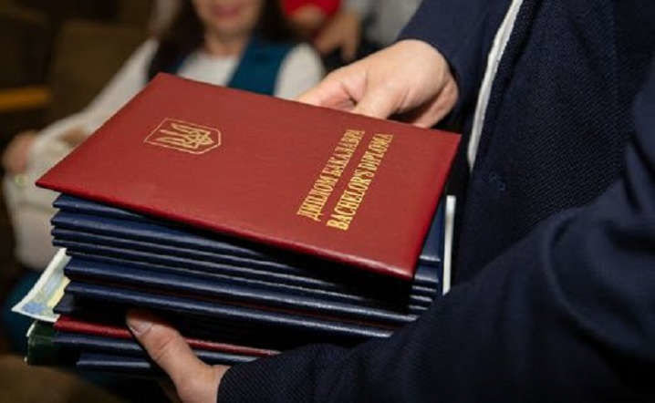 «Красных дипломов» не будет: МОН предложили альтернативу