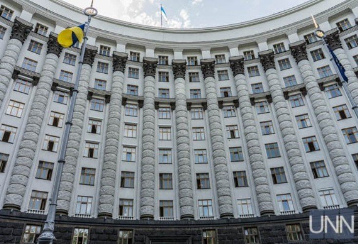 Кабмин утвердил повышение зарплат бюджетникам