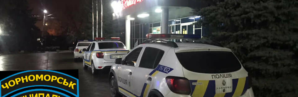 В Черноморске мужчина разбил входные двери в здании исполкома