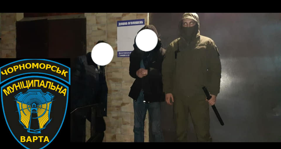 В Черноморске задержали наркоманов, которые кололись прямо в подъезде жилого дома