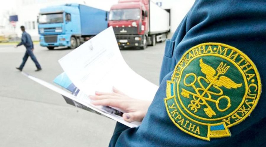 Вымогательство взяток: в Черноморске задержали всю смену таможенников