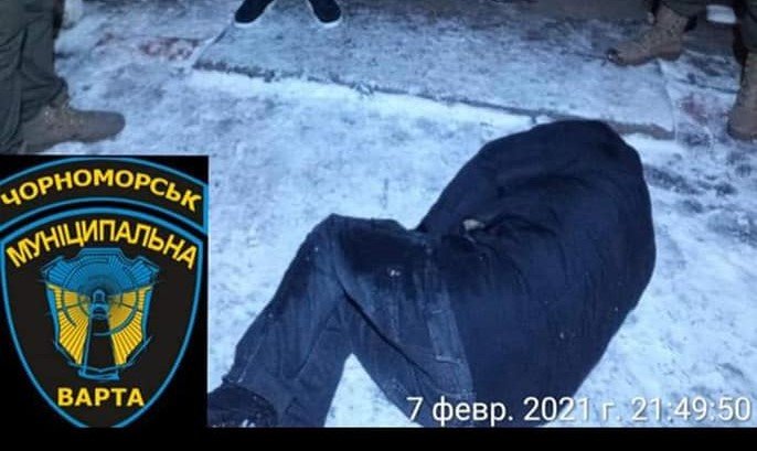 Алкоголь и гололёд: в Черноморске оказали помощь пьяному мужчине