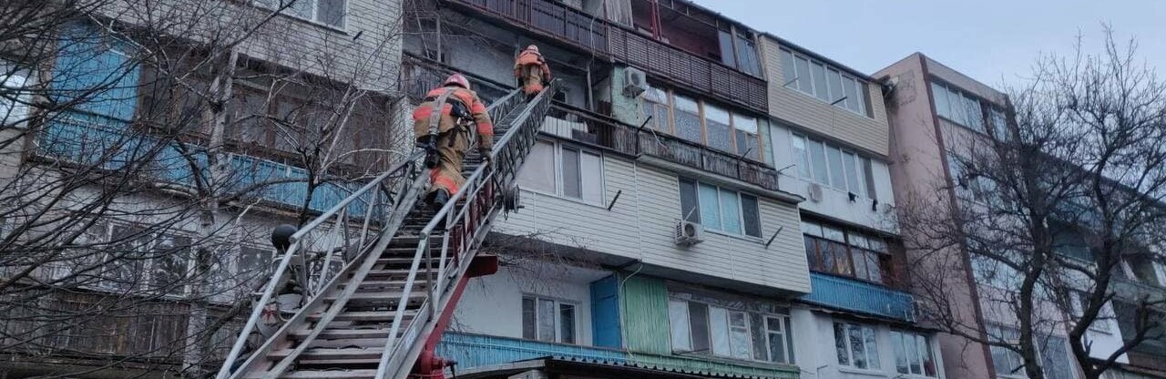 В Черноморске горел балкон многоэтажного дома